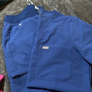 Figs scrubs size M blue zamora jogger one pocket top